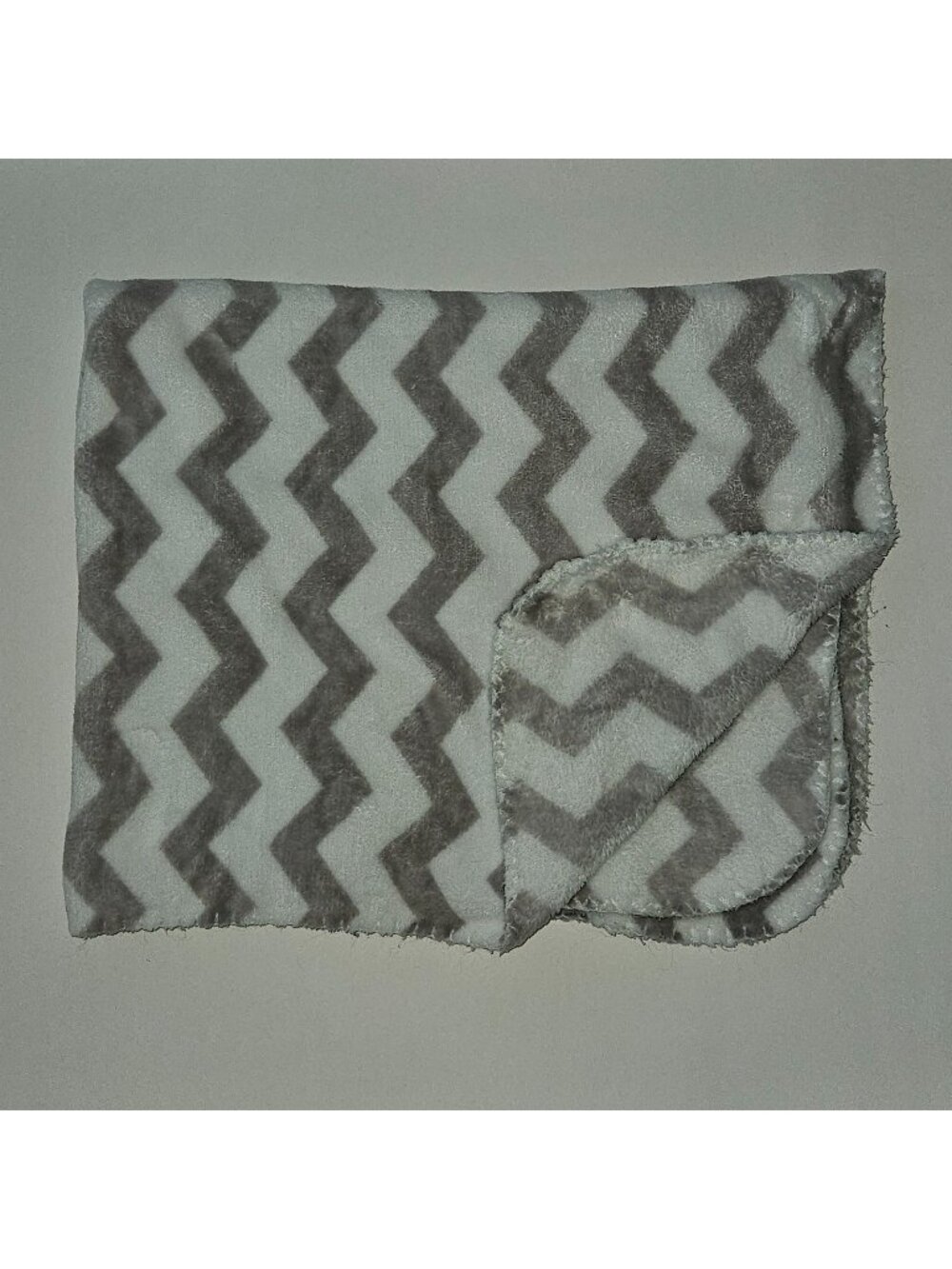 Manhattan Kids Fleece Baby Blanket Gray White Chevron Print 28" x 33"